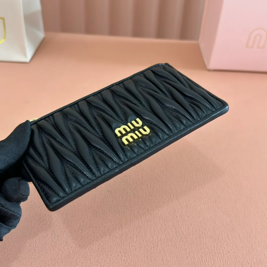p520. 💋💋💋【Full set of packaging at the counter】🔥 MM💗pocket wallet💗The latest version of the card holder, model: 5MB006g🔥🆕🆕💃💃Top imported lambskin material🐮👋Matelasse pattern, zipper closure, miu logo hot stamping inside 💞Six card slots on the back, 💅💅 size: 8X15.