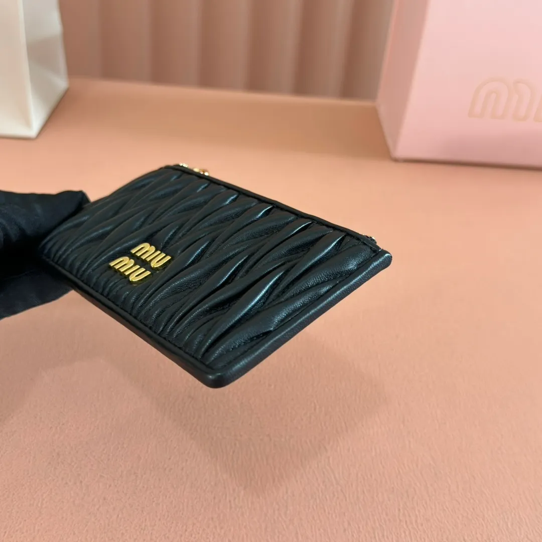 p520. 💋💋💋【Full set of packaging at the counter】🔥 MM💗pocket wallet💗The latest version of the card holder, model: 5MB006g🔥🆕🆕💃💃Top imported lambskin material🐮👋Matelasse pattern, zipper closure, miu logo hot stamping inside 💞Six card slots on the back, 💅💅 size: 8X15.