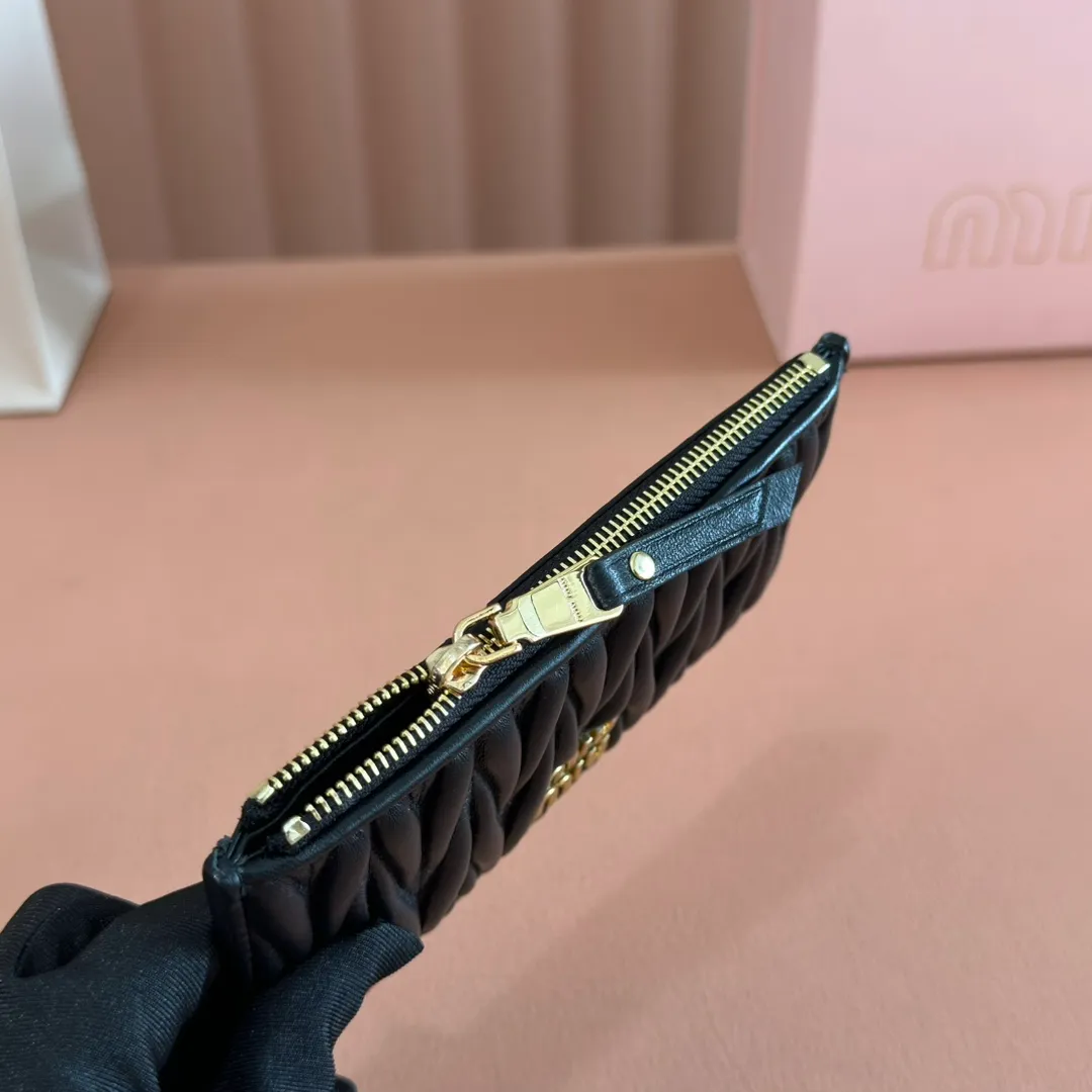 p520. 💋💋💋【Full set of packaging at the counter】🔥 MM💗pocket wallet💗The latest version of the card holder, model: 5MB006g🔥🆕🆕💃💃Top imported lambskin material🐮👋Matelasse pattern, zipper closure, miu logo hot stamping inside 💞Six card slots on the back, 💅💅 size: 8X15.