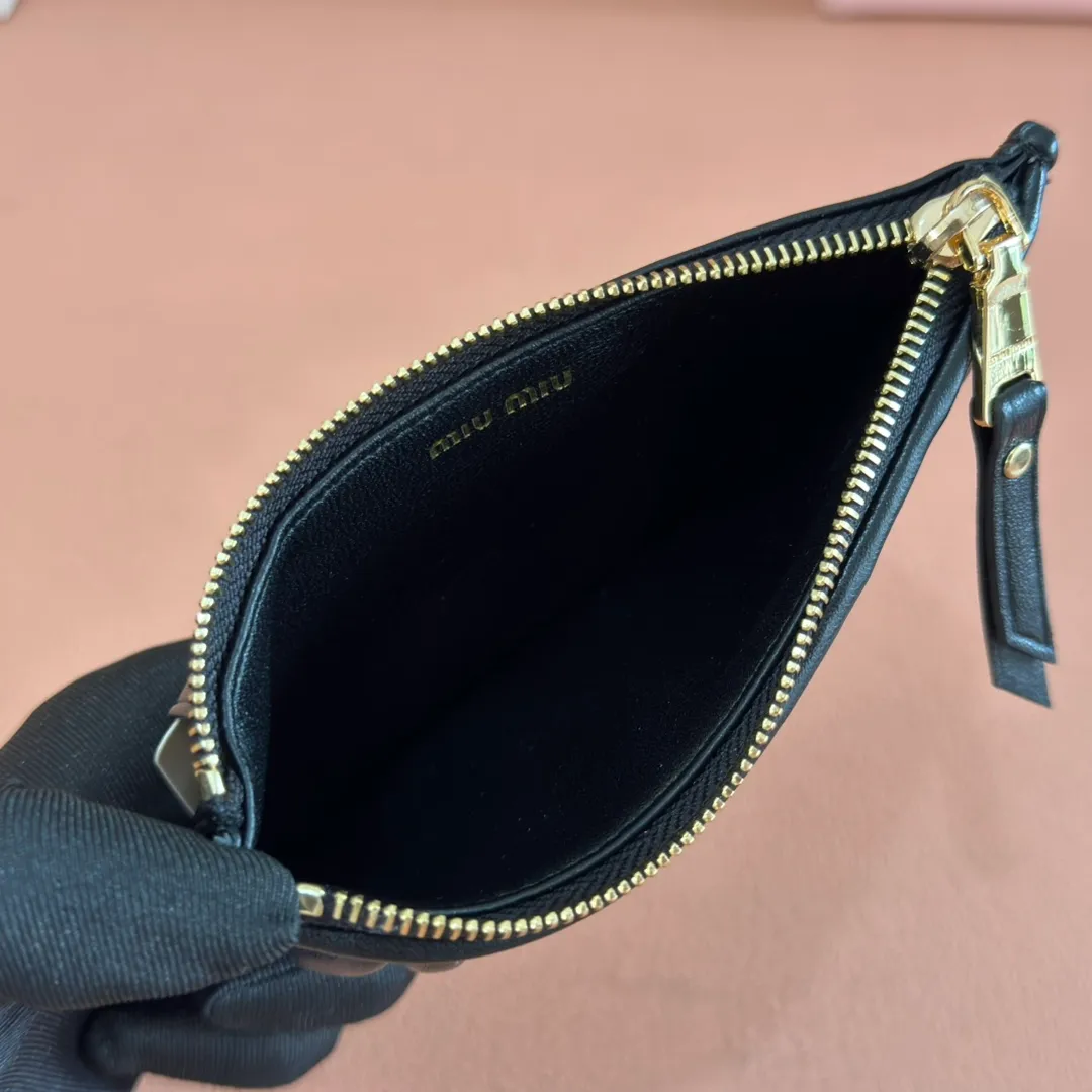 p520. 💋💋💋【Full set of packaging at the counter】🔥 MM💗pocket wallet💗The latest version of the card holder, model: 5MB006g🔥🆕🆕💃💃Top imported lambskin material🐮👋Matelasse pattern, zipper closure, miu logo hot stamping inside 💞Six card slots on the back, 💅💅 size: 8X15.