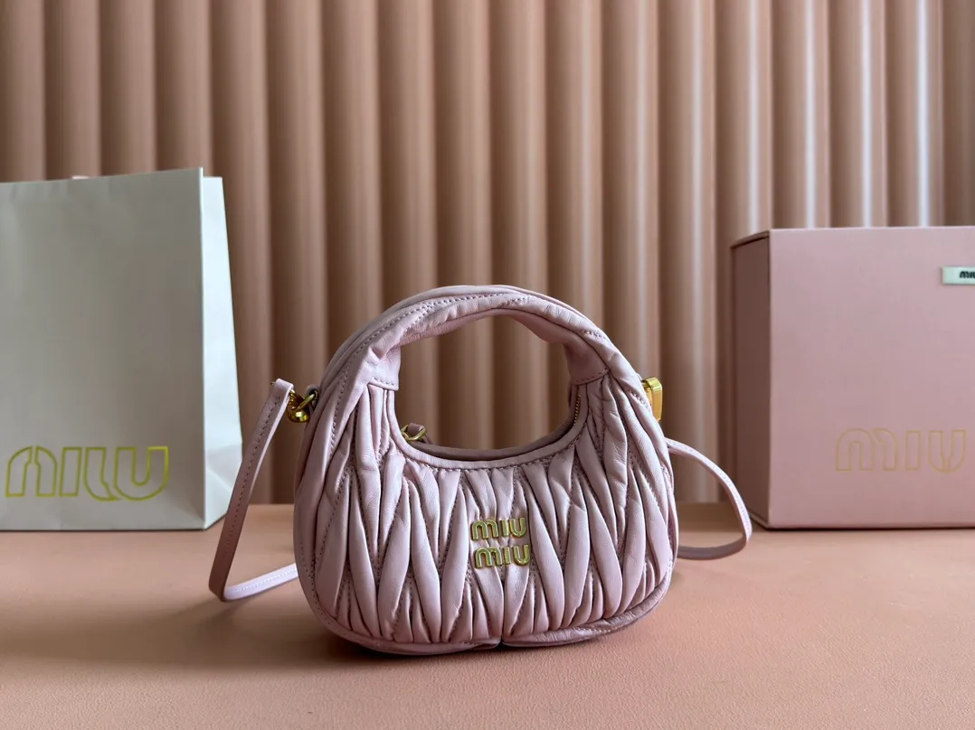 p1460💋💋💋 Equipped with a full set of packaging at the counter [Special grade hardware original leather] Wander Matelasse sheepskin Hobo mini handbag/crossbody bag ~ Pink sheepskin Wander handbag has become one of the classic accessories. This mini handbag is made of Matalasse sheep leather, using exquisite craftsmanship to create a three-dimensional effect, showing exquisite elegance. Presenting the Hobo bag style, blending retro style and modern elegance, it has become a new synonym for modern femininity. ～Golden hardware ～Zipper closure ～Metal lettering logo on the front ～Cotton satin lining Size: W17.5×H14×D5.5cm Number: 5BP156