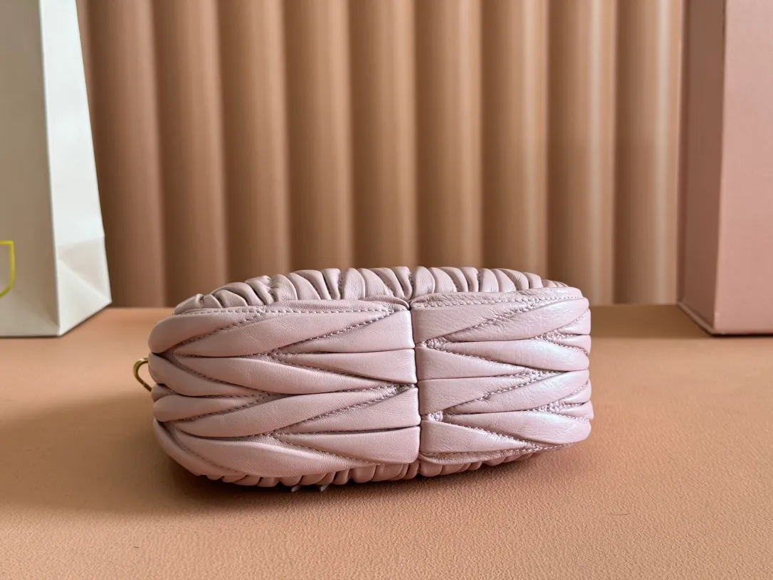 p1460💋💋💋 Equipped with a full set of packaging at the counter [Special grade hardware original leather] Wander Matelasse sheepskin Hobo mini handbag/crossbody bag ~ Pink sheepskin Wander handbag has become one of the classic accessories. This mini handbag is made of Matalasse sheep leather, using exquisite craftsmanship to create a three-dimensional effect, showing exquisite elegance. Presenting the Hobo bag style, blending retro style and modern elegance, it has become a new synonym for modern femininity. ～Golden hardware ～Zipper closure ～Metal lettering logo on the front ～Cotton satin lining Size: W17.5×H14×D5.5cm Number: 5BP156