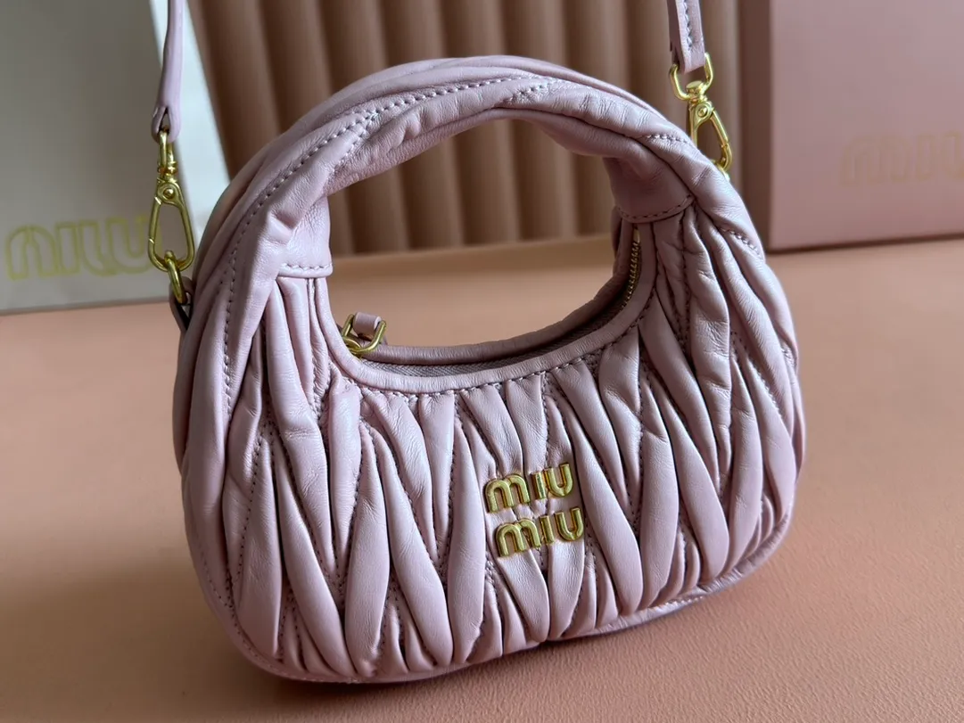 p1460💋💋💋 Equipped with a full set of packaging at the counter [Special grade hardware original leather] Wander Matelasse sheepskin Hobo mini handbag/crossbody bag ~ Pink sheepskin Wander handbag has become one of the classic accessories. This mini handbag is made of Matalasse sheep leather, using exquisite craftsmanship to create a three-dimensional effect, showing exquisite elegance. Presenting the Hobo bag style, blending retro style and modern elegance, it has become a new synonym for modern femininity. ～Golden hardware ～Zipper closure ～Metal lettering logo on the front ～Cotton satin lining Size: W17.5×H14×D5.5cm Number: 5BP156