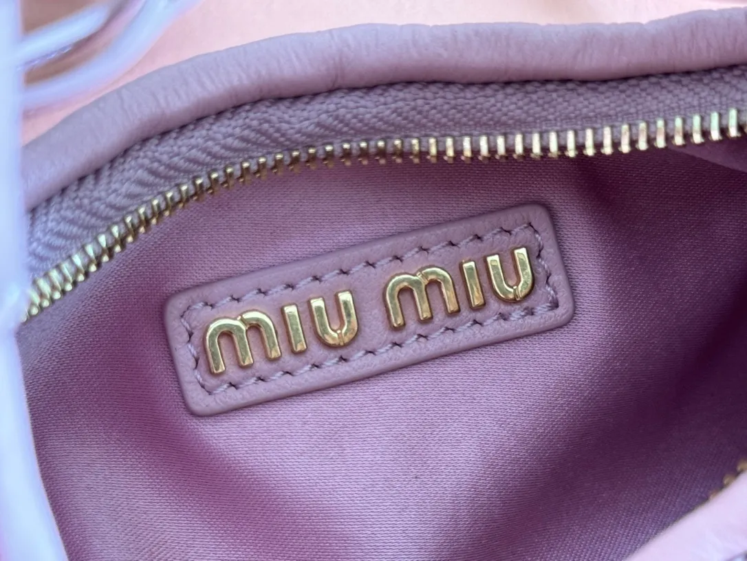 p1460💋💋💋 Equipped with a full set of packaging at the counter [Special grade hardware original leather] Wander Matelasse sheepskin Hobo mini handbag/crossbody bag ~ Pink sheepskin Wander handbag has become one of the classic accessories. This mini handbag is made of Matalasse sheep leather, using exquisite craftsmanship to create a three-dimensional effect, showing exquisite elegance. Presenting the Hobo bag style, blending retro style and modern elegance, it has become a new synonym for modern femininity. ～Golden hardware ～Zipper closure ～Metal lettering logo on the front ～Cotton satin lining Size: W17.5×H14×D5.5cm Number: 5BP156