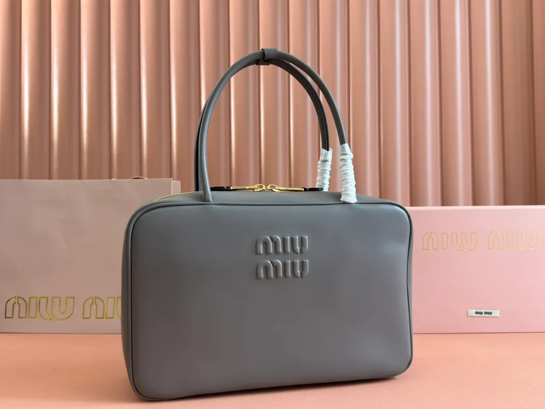 p1900. MIU's new product [Original leather with counter packaging] Beau cow leather handbag/shoulder bag ~ Stone marl gray [New version briefcase] 5bb117 This Beau handbag is made of soft and smooth cow leather, with exquisite details such as gold-plated hardware and accessories, and the embossed letter logo highlights the classic style. Size:W34×H23×D10cm