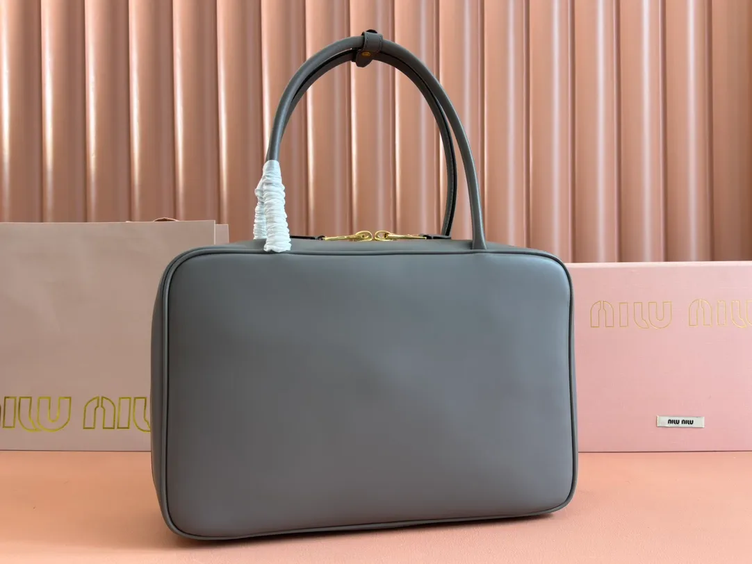 p1900. MIU's new product [Original leather with counter packaging] Beau cow leather handbag/shoulder bag ~ Stone marl gray [New version briefcase] 5bb117 This Beau handbag is made of soft and smooth cow leather, with exquisite details such as gold-plated hardware and accessories, and the embossed letter logo highlights the classic style. Size:W34×H23×D10cm