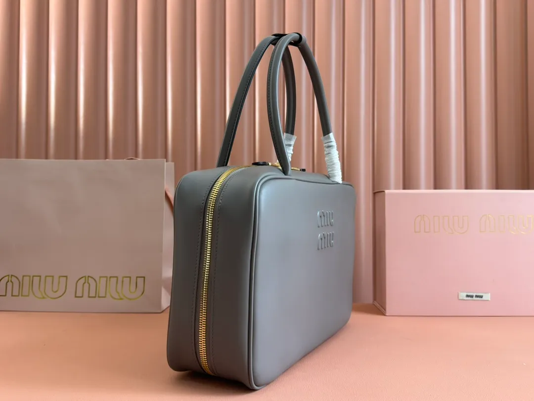 p1900. MIU's new product [Original leather with counter packaging] Beau cow leather handbag/shoulder bag ~ Stone marl gray [New version briefcase] 5bb117 This Beau handbag is made of soft and smooth cow leather, with exquisite details such as gold-plated hardware and accessories, and the embossed letter logo highlights the classic style. Size:W34×H23×D10cm