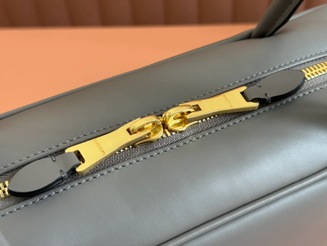 p1900. MIU's new product [Original leather with counter packaging] Beau cow leather handbag/shoulder bag ~ Stone marl gray [New version briefcase] 5bb117 This Beau handbag is made of soft and smooth cow leather, with exquisite details such as gold-plated hardware and accessories, and the embossed letter logo highlights the classic style. Size:W34×H23×D10cm