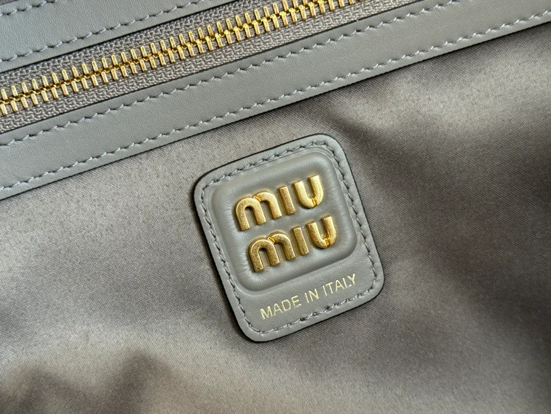 p1900. MIU's new product [Original leather with counter packaging] Beau cow leather handbag/shoulder bag ~ Stone marl gray [New version briefcase] 5bb117 This Beau handbag is made of soft and smooth cow leather, with exquisite details such as gold-plated hardware and accessories, and the embossed letter logo highlights the classic style. Size:W34×H23×D10cm