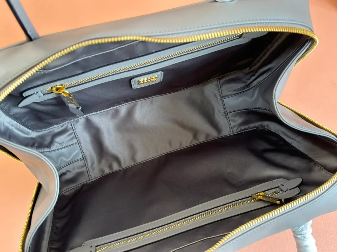 p1900. MIU's new product [Original leather with counter packaging] Beau cow leather handbag/shoulder bag ~ Stone marl gray [New version briefcase] 5bb117 This Beau handbag is made of soft and smooth cow leather, with exquisite details such as gold-plated hardware and accessories, and the embossed letter logo highlights the classic style. Size:W34×H23×D10cm