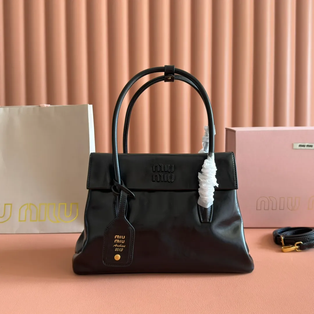 p1700💋💋💋【Configuring full counter package】Vintage cow leather Solitaire medium handbag: 5BA302 Structured lines and exquisite details define this handbag, inspired by MiuMiu's 2006 archives. An elegant style that combines classic and experimental is enhanced by the iconic logo on the front and a shiny finish. ·With handle ●With removable decoration. Comes with sliding and removable shoulder strap. Minimum length: 110 cm - Maximum length: 120 cm - Minimum drop: 50 cm - Maximum drop: 55 cm · Front and back pockets · Gold hardware · Zippered pockets and patch pockets ● Lettering logo on the front Width: 28 cm, Height: 19.5 cm, Length: 11 cm