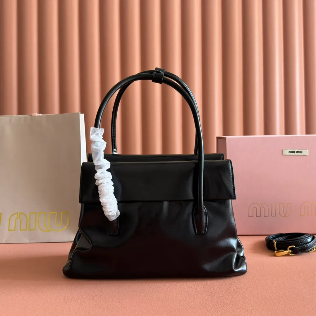 p1700💋💋💋【Configuring full counter package】Vintage cow leather Solitaire medium handbag: 5BA302 Structured lines and exquisite details define this handbag, inspired by MiuMiu's 2006 archives. An elegant style that combines classic and experimental is enhanced by the iconic logo on the front and a shiny finish. ·With handle ●With removable decoration. Comes with sliding and removable shoulder strap. Minimum length: 110 cm - Maximum length: 120 cm - Minimum drop: 50 cm - Maximum drop: 55 cm · Front and back pockets · Gold hardware · Zippered pockets and patch pockets ● Lettering logo on the front Width: 28 cm, Height: 19.5 cm, Length: 11 cm