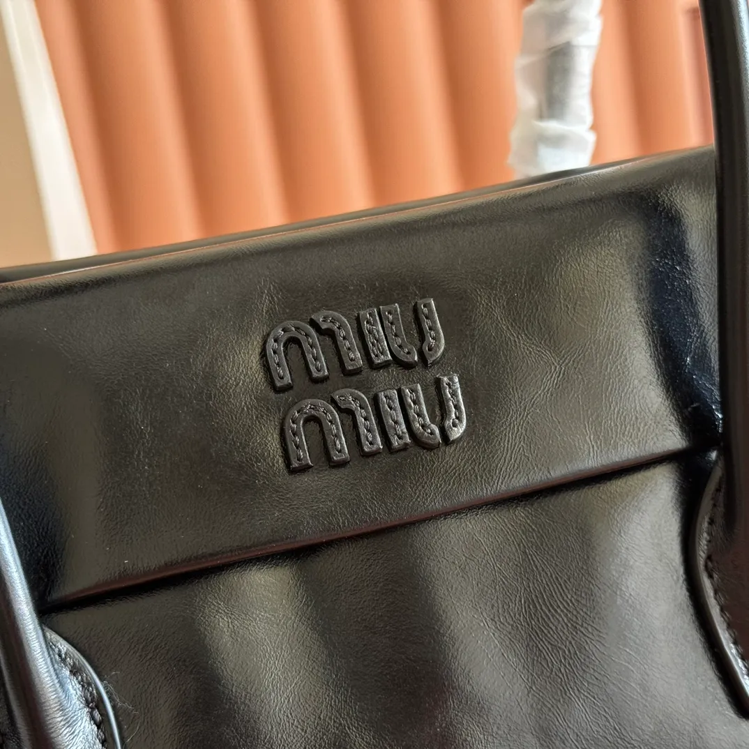 p1700💋💋💋【Configuring full counter package】Vintage cow leather Solitaire medium handbag: 5BA302 Structured lines and exquisite details define this handbag, inspired by MiuMiu's 2006 archives. An elegant style that combines classic and experimental is enhanced by the iconic logo on the front and a shiny finish. ·With handle ●With removable decoration. Comes with sliding and removable shoulder strap. Minimum length: 110 cm - Maximum length: 120 cm - Minimum drop: 50 cm - Maximum drop: 55 cm · Front and back pockets · Gold hardware · Zippered pockets and patch pockets ● Lettering logo on the front Width: 28 cm, Height: 19.5 cm, Length: 11 cm