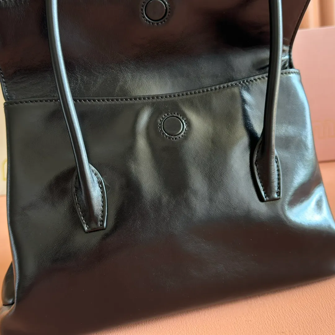 p1700💋💋💋【Configuring full counter package】Vintage cow leather Solitaire medium handbag: 5BA302 Structured lines and exquisite details define this handbag, inspired by MiuMiu's 2006 archives. An elegant style that combines classic and experimental is enhanced by the iconic logo on the front and a shiny finish. ·With handle ●With removable decoration. Comes with sliding and removable shoulder strap. Minimum length: 110 cm - Maximum length: 120 cm - Minimum drop: 50 cm - Maximum drop: 55 cm · Front and back pockets · Gold hardware · Zippered pockets and patch pockets ● Lettering logo on the front Width: 28 cm, Height: 19.5 cm, Length: 11 cm
