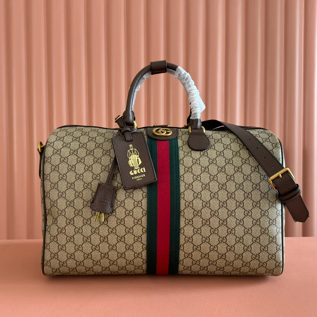 p1580. 💋💋💋"With full set of original gift bag packaging" [New Product] The Gucci Savoy series is an ingenious combination of beige and dark brown colors, with classic silhouettes and soft-touch fabrics. This travel bag is made of coated fabric with a GG monogram pattern and is intricately embellished with the Double G logo and webbing details. Beige and dark brown GG monogram coated fabric Dark brown leather piping Gold-toned hardware Green linen cotton blend lining Double G Web detail Capacity: 28 liters Interior: One zip pocket External: One removable bellman ID tag, one lock, one keychain Handle height: 12 cm Removable and adjustable leather shoulder strap (length adjustable between 119 cm and 134 cm) Zip closure Ident No.: 834460. Dimensions: 44cm (width) x 29cm (height) x 25cm (depth) Weight: approx. 2.3kg Color: Brown/PVC. Made in Italy