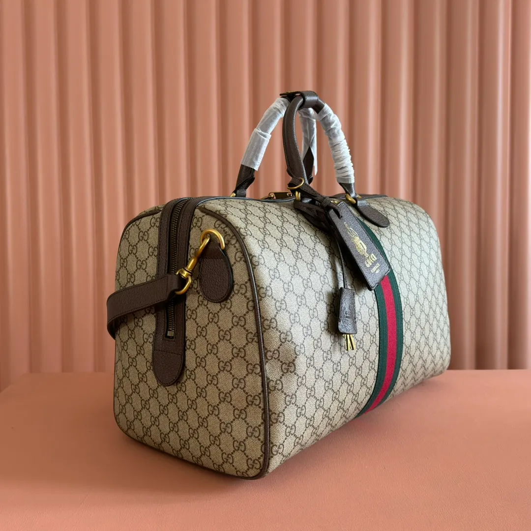 p1580. 💋💋💋"With full set of original gift bag packaging" [New Product] The Gucci Savoy series is an ingenious combination of beige and dark brown colors, with classic silhouettes and soft-touch fabrics. This travel bag is made of coated fabric with a GG monogram pattern and is intricately embellished with the Double G logo and webbing details. Beige and dark brown GG monogram coated fabric Dark brown leather piping Gold-toned hardware Green linen cotton blend lining Double G Web detail Capacity: 28 liters Interior: One zip pocket External: One removable bellman ID tag, one lock, one keychain Handle height: 12 cm Removable and adjustable leather shoulder strap (length adjustable between 119 cm and 134 cm) Zip closure Ident No.: 834460. Dimensions: 44cm (width) x 29cm (height) x 25cm (depth) Weight: approx. 2.3kg Color: Brown/PVC. Made in Italy