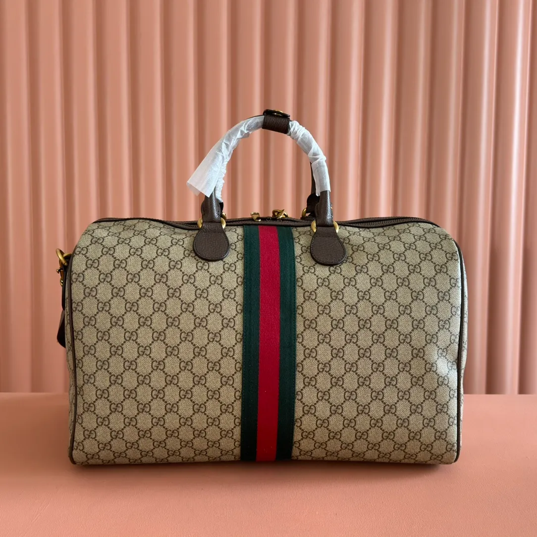 p1580. 💋💋💋"With full set of original gift bag packaging" [New Product] The Gucci Savoy series is an ingenious combination of beige and dark brown colors, with classic silhouettes and soft-touch fabrics. This travel bag is made of coated fabric with a GG monogram pattern and is intricately embellished with the Double G logo and webbing details. Beige and dark brown GG monogram coated fabric Dark brown leather piping Gold-toned hardware Green linen cotton blend lining Double G Web detail Capacity: 28 liters Interior: One zip pocket External: One removable bellman ID tag, one lock, one keychain Handle height: 12 cm Removable and adjustable leather shoulder strap (length adjustable between 119 cm and 134 cm) Zip closure Ident No.: 834460. Dimensions: 44cm (width) x 29cm (height) x 25cm (depth) Weight: approx. 2.3kg Color: Brown/PVC. Made in Italy