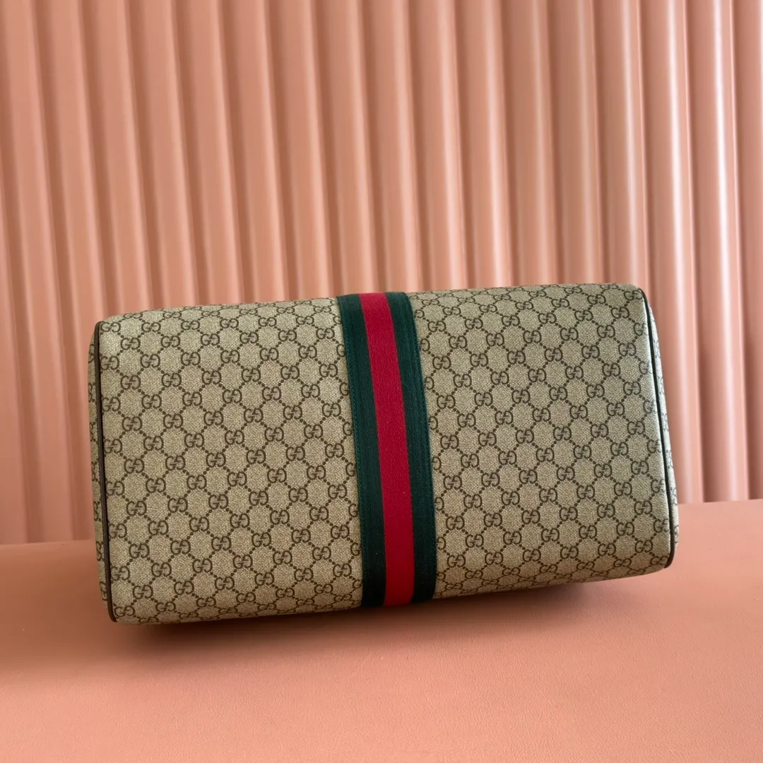p1580. 💋💋💋"With full set of original gift bag packaging" [New Product] The Gucci Savoy series is an ingenious combination of beige and dark brown colors, with classic silhouettes and soft-touch fabrics. This travel bag is made of coated fabric with a GG monogram pattern and is intricately embellished with the Double G logo and webbing details. Beige and dark brown GG monogram coated fabric Dark brown leather piping Gold-toned hardware Green linen cotton blend lining Double G Web detail Capacity: 28 liters Interior: One zip pocket External: One removable bellman ID tag, one lock, one keychain Handle height: 12 cm Removable and adjustable leather shoulder strap (length adjustable between 119 cm and 134 cm) Zip closure Ident No.: 834460. Dimensions: 44cm (width) x 29cm (height) x 25cm (depth) Weight: approx. 2.3kg Color: Brown/PVC. Made in Italy