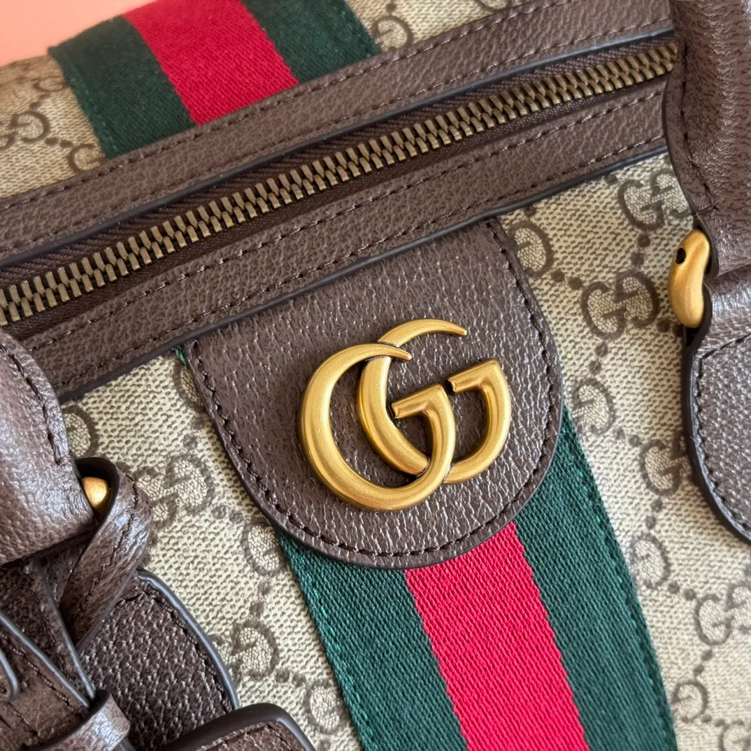 p1580. 💋💋💋"With full set of original gift bag packaging" [New Product] The Gucci Savoy series is an ingenious combination of beige and dark brown colors, with classic silhouettes and soft-touch fabrics. This travel bag is made of coated fabric with a GG monogram pattern and is intricately embellished with the Double G logo and webbing details. Beige and dark brown GG monogram coated fabric Dark brown leather piping Gold-toned hardware Green linen cotton blend lining Double G Web detail Capacity: 28 liters Interior: One zip pocket External: One removable bellman ID tag, one lock, one keychain Handle height: 12 cm Removable and adjustable leather shoulder strap (length adjustable between 119 cm and 134 cm) Zip closure Ident No.: 834460. Dimensions: 44cm (width) x 29cm (height) x 25cm (depth) Weight: approx. 2.3kg Color: Brown/PVC. Made in Italy
