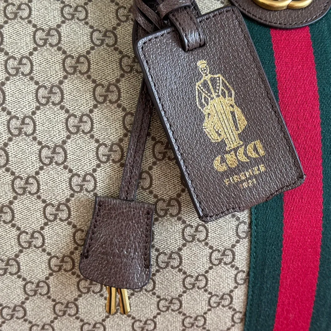 p1580. 💋💋💋"With full set of original gift bag packaging" [New Product] The Gucci Savoy series is an ingenious combination of beige and dark brown colors, with classic silhouettes and soft-touch fabrics. This travel bag is made of coated fabric with a GG monogram pattern and is intricately embellished with the Double G logo and webbing details. Beige and dark brown GG monogram coated fabric Dark brown leather piping Gold-toned hardware Green linen cotton blend lining Double G Web detail Capacity: 28 liters Interior: One zip pocket External: One removable bellman ID tag, one lock, one keychain Handle height: 12 cm Removable and adjustable leather shoulder strap (length adjustable between 119 cm and 134 cm) Zip closure Ident No.: 834460. Dimensions: 44cm (width) x 29cm (height) x 25cm (depth) Weight: approx. 2.3kg Color: Brown/PVC. Made in Italy