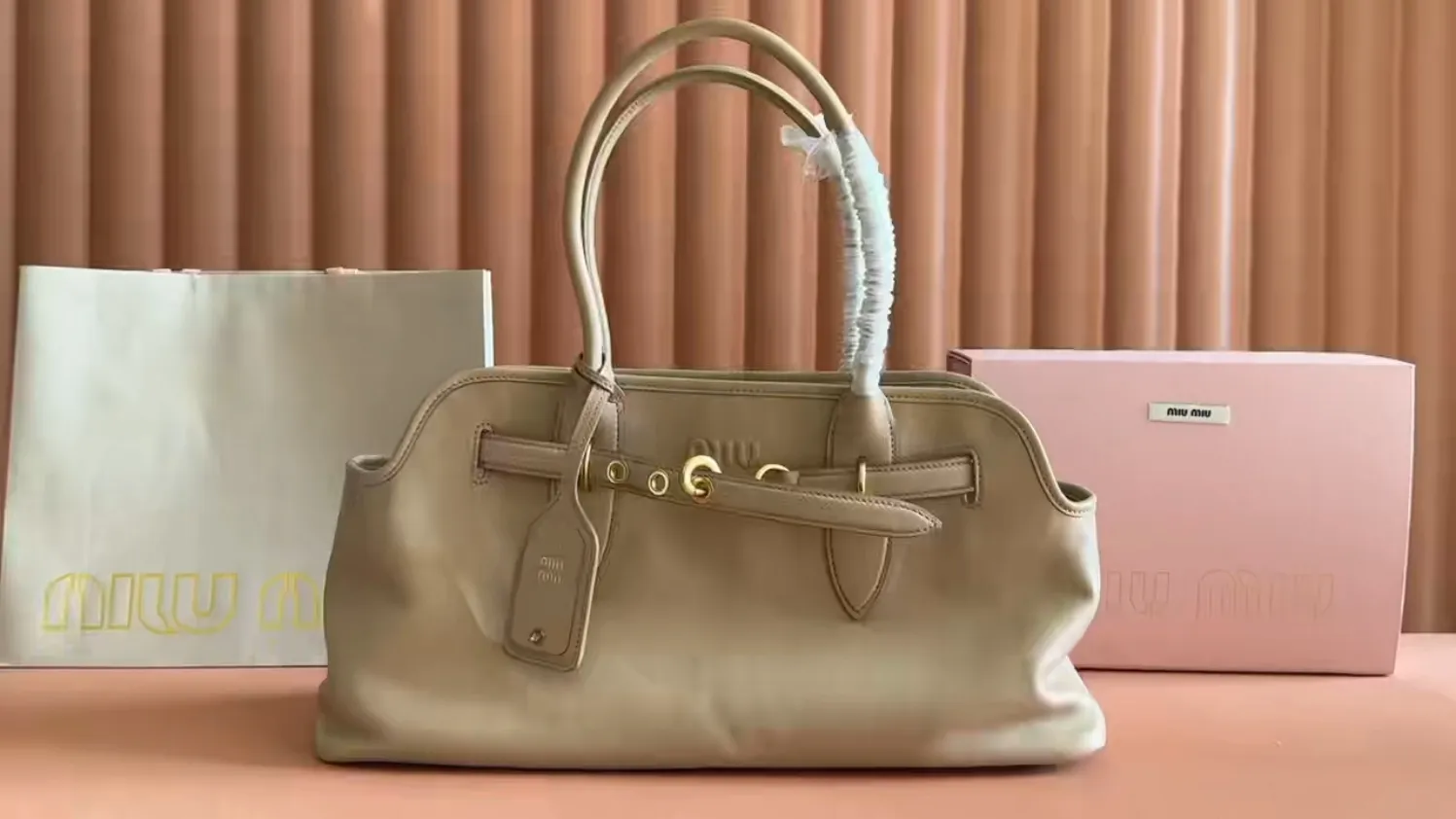 💕💕【New Product】Miu Home👉 MiuMiu new Aventure Nappa leather handbag,/Original leather shipped! 🐲Model: 5BG310. Combination short video