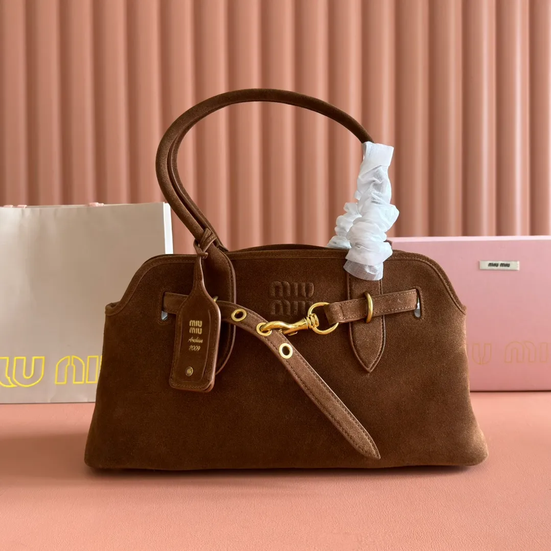 p2000💋💋💋【Full set of counter packaging】This sheepskin handbag is inspired by the brand's archive items. Its structure has been adjusted to become lighter and rejuvenate with a new personality, creating a classic bag with timeless charm. Decorated with an embossed letter logo for added brand recognition. Model: 5BG310 Size: W44×H22.5×D14.5cm Color: Matte/original leather. Made in Italy