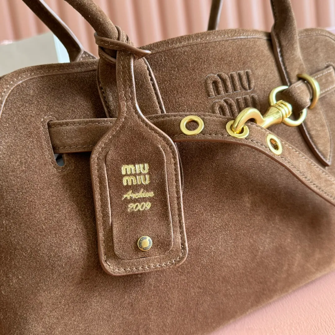 p2000💋💋💋【Full set of counter packaging】This sheepskin handbag is inspired by the brand's archive items. Its structure has been adjusted to become lighter and rejuvenate with a new personality, creating a classic bag with timeless charm. Decorated with an embossed letter logo for added brand recognition. Model: 5BG310 Size: W44×H22.5×D14.5cm Color: Matte/original leather. Made in Italy