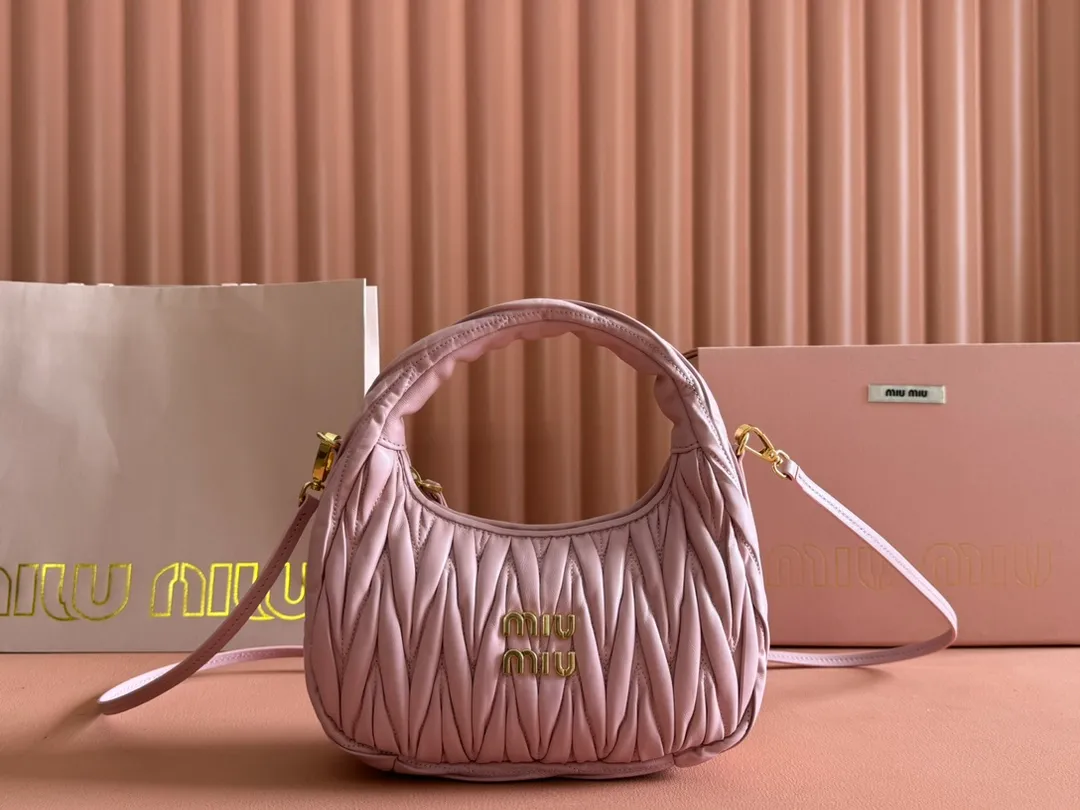 p1560💋💋💋【Premium hardware original leather】Wander Matelasse sheep leather Hobo handbag/crossbody bag ~ Wander handbag has become one of the classic accessories. This mini handbag is made of Matalasse sheep leather, using exquisite craftsmanship to create a three-dimensional effect, showing exquisite elegance. Presenting the Hobo bag style, blending retro style and modern elegance, it has become a new synonym for modern femininity. ～Golden hardware ～Zip closure ～Metal lettering logo on the front ～Cotton satin lining Size: W23×H13×D7cm Number: _5BC125