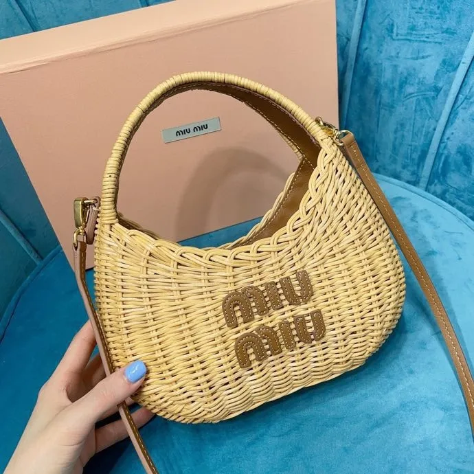 p1400 [equipped with full package at the counter] 🍒M Home 🍒5BC125, miumiu summer pastoral style woven vegetable basket bag, hand-sewn leather logo on the front, a card compartment inside, with long leather shoulder strap, can be carried on one shoulder, large capacity 👌, can hold mobile phones, tissues, powder and lipstick, sweet and versatile, perfect for outings and vacations, size: 20 X17 X6