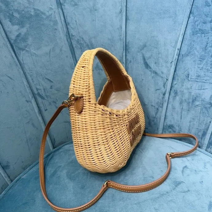 p1400 [equipped with full package at the counter] 🍒M Home 🍒5BC125, miumiu summer pastoral style woven vegetable basket bag, hand-sewn leather logo on the front, a card compartment inside, with long leather shoulder strap, can be carried on one shoulder, large capacity 👌, can hold mobile phones, tissues, powder and lipstick, sweet and versatile, perfect for outings and vacations, size: 20 X17 X6