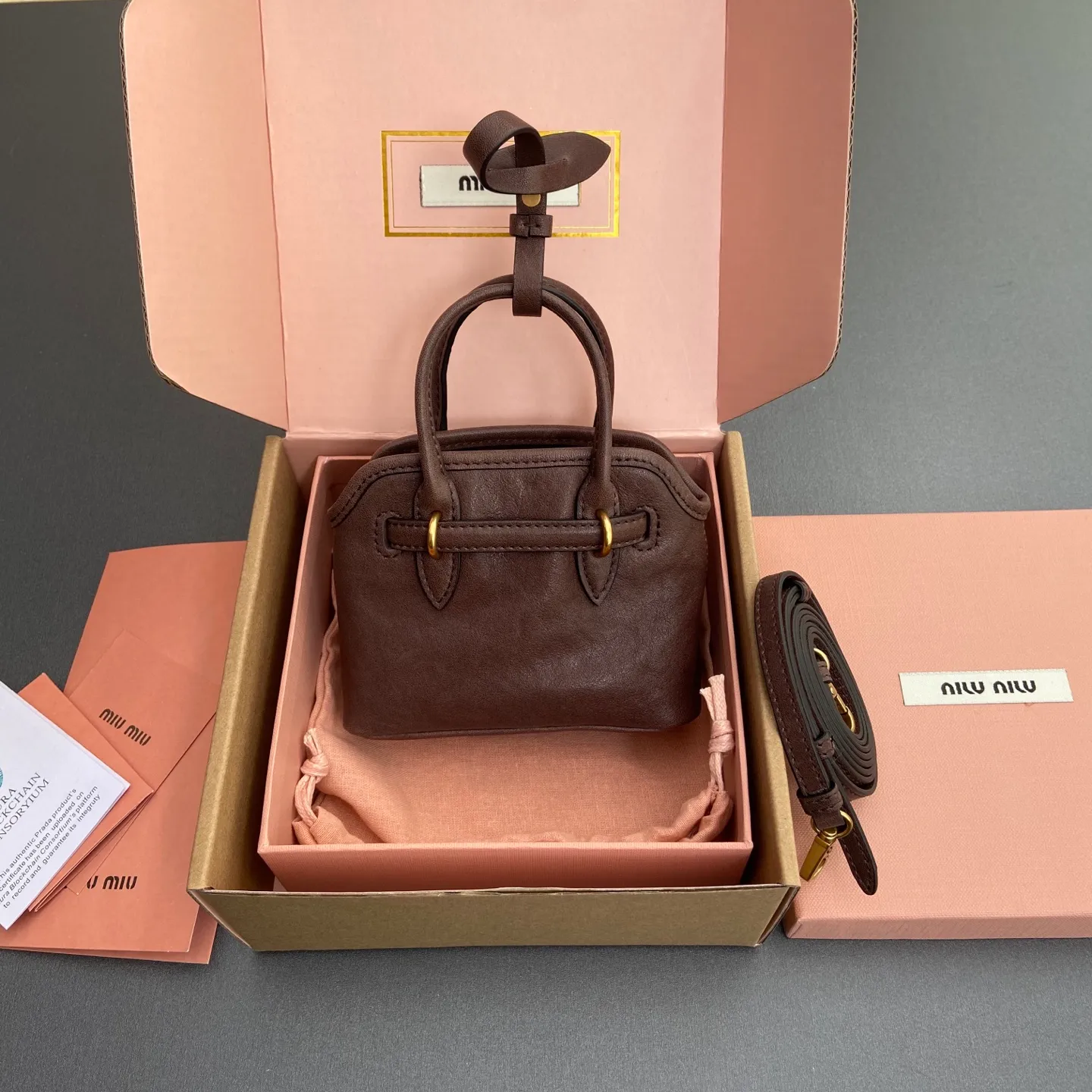 p920【Special grade hardware original leather】~Adventure Nappa sheepskin leather pendant/crossbody bag~Vegetable tanned leather heather wood color This pendant can be decorated with other accessories and has a unique style. Can be worn cross-body. Decorated with an embossed logo for an added signature touch. - Lace-up closure - Embossed letter logo - Lined Dimensions: w12.5×h10×5cm Number: _5BG037
