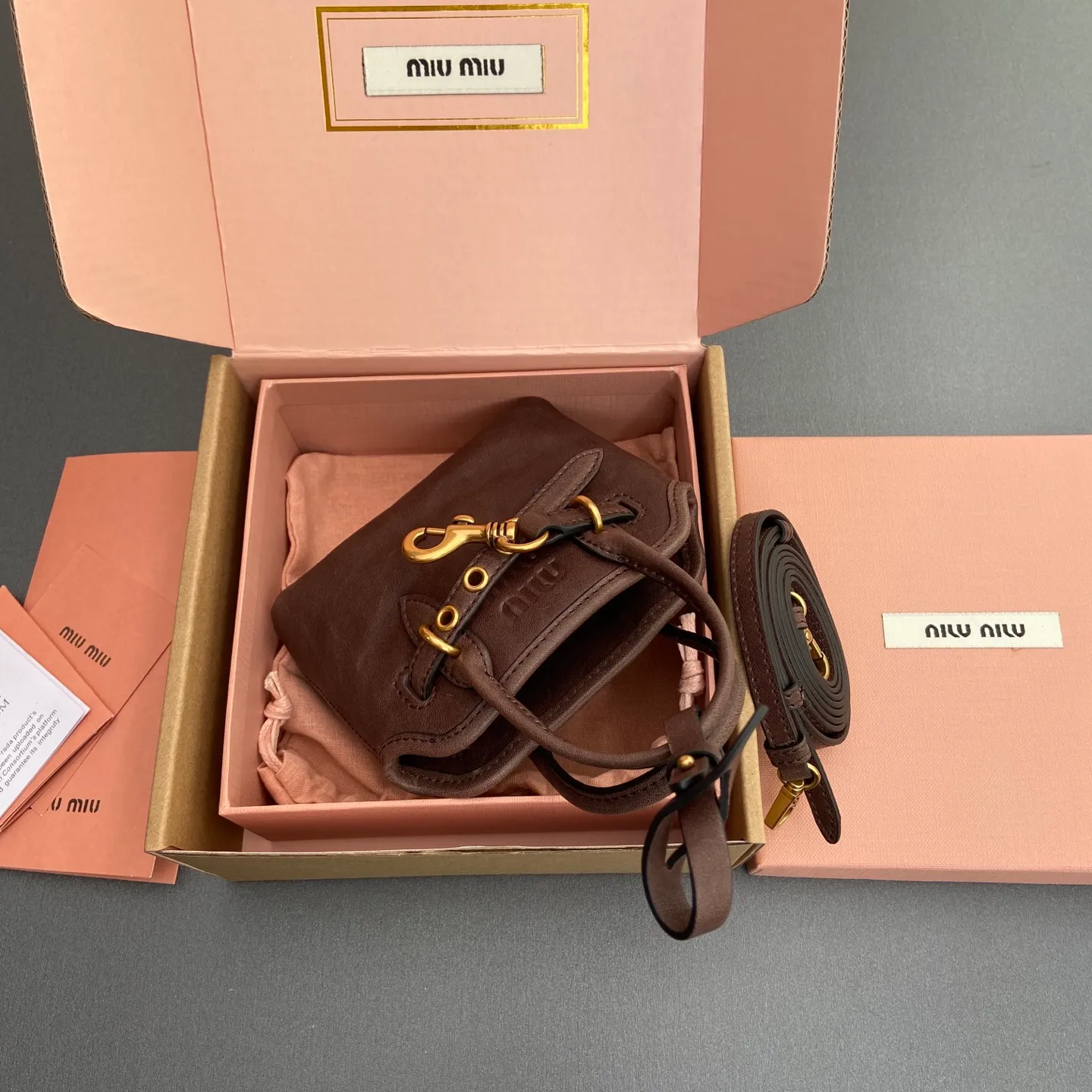 p920【Special grade hardware original leather】~Adventure Nappa sheepskin leather pendant/crossbody bag~Vegetable tanned leather heather wood color This pendant can be decorated with other accessories and has a unique style. Can be worn cross-body. Decorated with an embossed logo for an added signature touch. - Lace-up closure - Embossed letter logo - Lined Dimensions: w12.5×h10×5cm Number: _5BG037