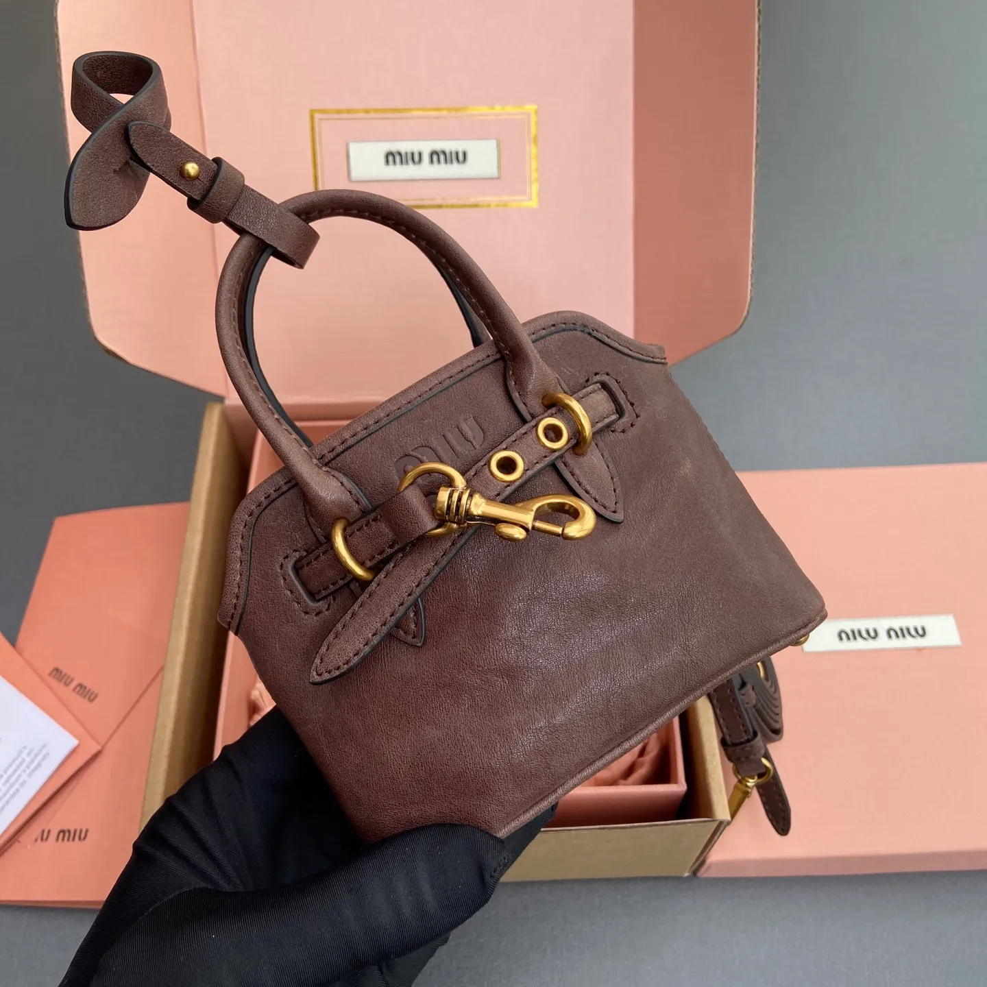 p920【Special grade hardware original leather】~Adventure Nappa sheepskin leather pendant/crossbody bag~Vegetable tanned leather heather wood color This pendant can be decorated with other accessories and has a unique style. Can be worn cross-body. Decorated with an embossed logo for an added signature touch. - Lace-up closure - Embossed letter logo - Lined Dimensions: w12.5×h10×5cm Number: _5BG037