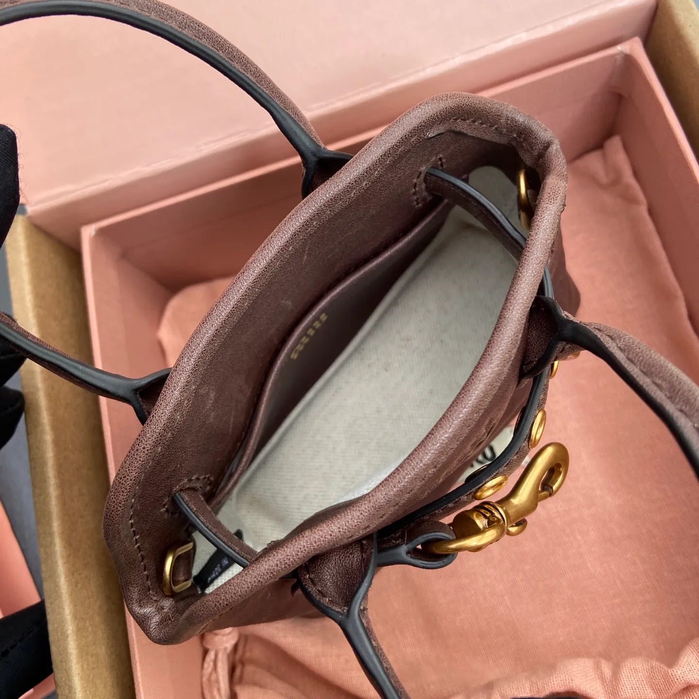p920【Special grade hardware original leather】~Adventure Nappa sheepskin leather pendant/crossbody bag~Vegetable tanned leather heather wood color This pendant can be decorated with other accessories and has a unique style. Can be worn cross-body. Decorated with an embossed logo for an added signature touch. - Lace-up closure - Embossed letter logo - Lined Dimensions: w12.5×h10×5cm Number: _5BG037