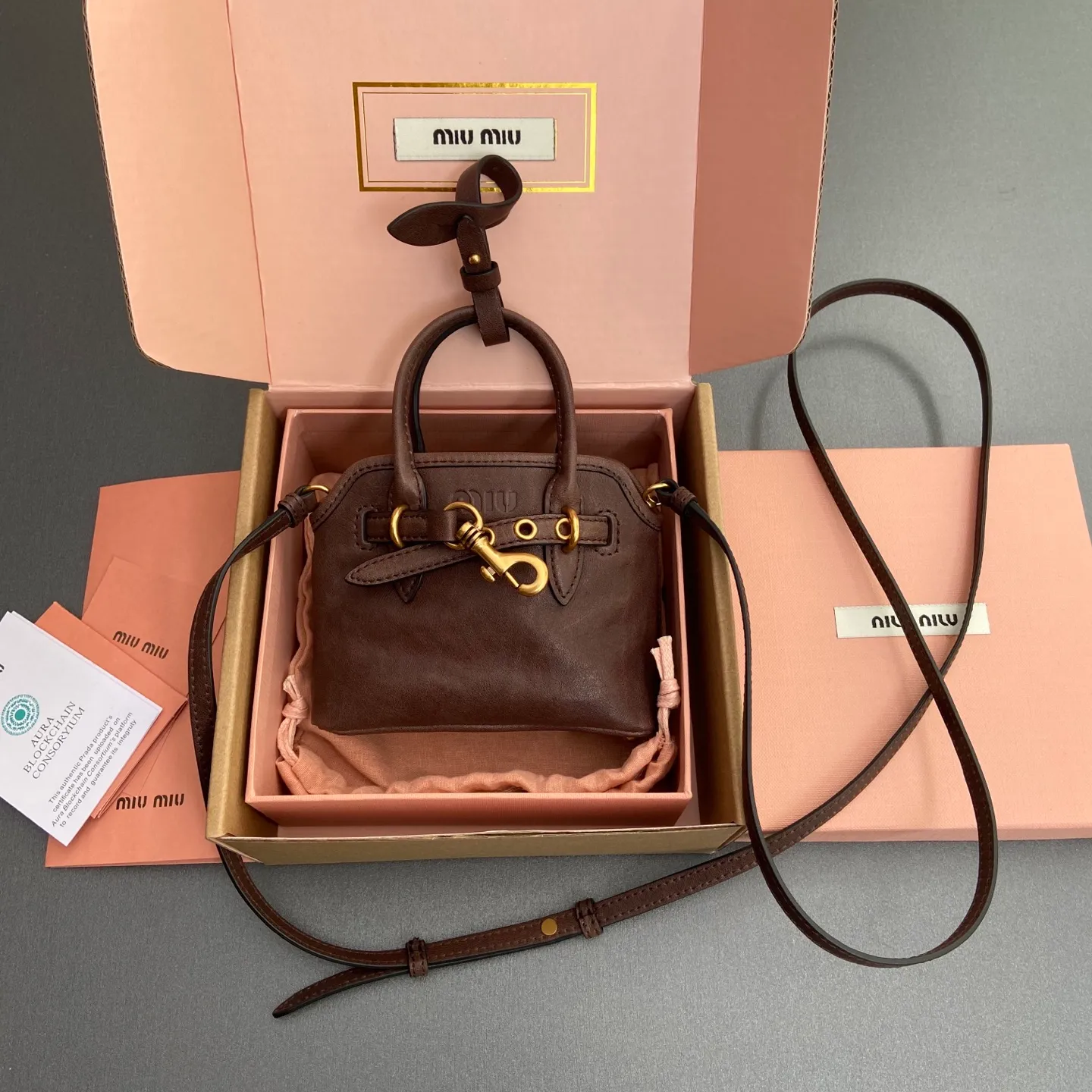 p920【Special grade hardware original leather】~Adventure Nappa sheepskin leather pendant/crossbody bag~Vegetable tanned leather heather wood color This pendant can be decorated with other accessories and has a unique style. Can be worn cross-body. Decorated with an embossed logo for an added signature touch. - Lace-up closure - Embossed letter logo - Lined Dimensions: w12.5×h10×5cm Number: _5BG037