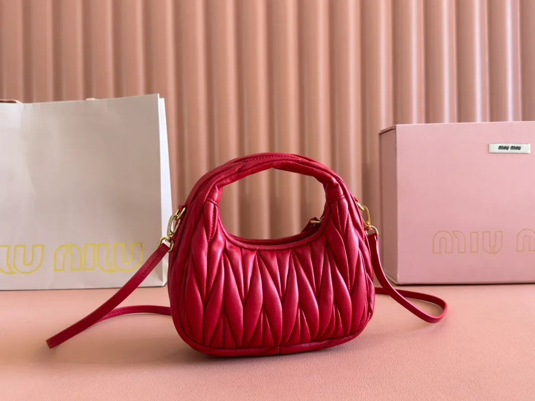 p1460💋💋💋 Equipped with a full set of packaging at the counter [Special grade hardware original leather] Wander Matelasse sheepskin Hobo mini handbag/crossbody bag ~ The red sheepskin Wander handbag has become one of the classic accessories. This mini handbag is made of Matalasse sheep leather, using exquisite craftsmanship to create a three-dimensional effect, showing exquisite elegance. Presenting the Hobo bag style, blending retro style and modern elegance, it has become a new synonym for modern femininity. ～Golden hardware ～Zipper closure ～Metal lettering logo on the front ～Cotton satin lining Size: W17.5×H14×D5.5cm Number: 5BP156