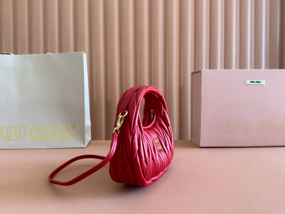 p1460💋💋💋 Equipped with a full set of packaging at the counter [Special grade hardware original leather] Wander Matelasse sheepskin Hobo mini handbag/crossbody bag ~ The red sheepskin Wander handbag has become one of the classic accessories. This mini handbag is made of Matalasse sheep leather, using exquisite craftsmanship to create a three-dimensional effect, showing exquisite elegance. Presenting the Hobo bag style, blending retro style and modern elegance, it has become a new synonym for modern femininity. ～Golden hardware ～Zipper closure ～Metal lettering logo on the front ～Cotton satin lining Size: W17.5×H14×D5.5cm Number: 5BP156