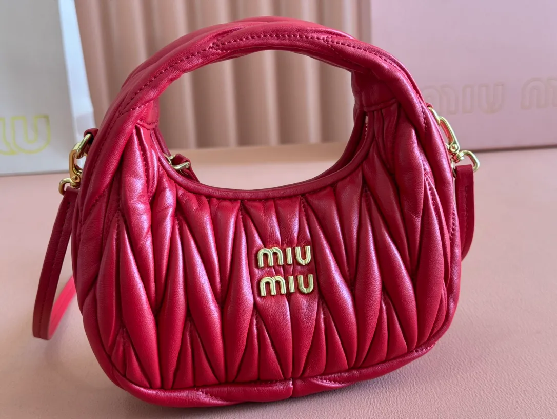 p1460💋💋💋 Equipped with a full set of packaging at the counter [Special grade hardware original leather] Wander Matelasse sheepskin Hobo mini handbag/crossbody bag ~ The red sheepskin Wander handbag has become one of the classic accessories. This mini handbag is made of Matalasse sheep leather, using exquisite craftsmanship to create a three-dimensional effect, showing exquisite elegance. Presenting the Hobo bag style, blending retro style and modern elegance, it has become a new synonym for modern femininity. ～Golden hardware ～Zipper closure ～Metal lettering logo on the front ～Cotton satin lining Size: W17.5×H14×D5.5cm Number: 5BP156