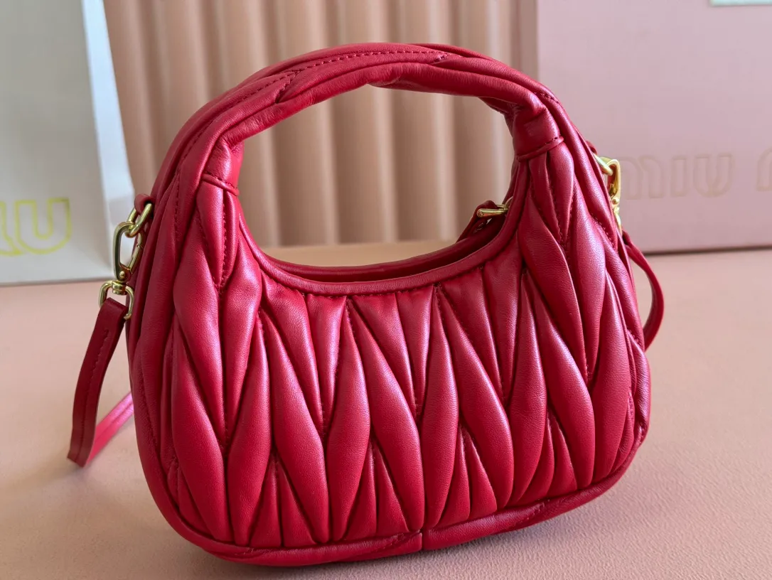 p1460💋💋💋 Equipped with a full set of packaging at the counter [Special grade hardware original leather] Wander Matelasse sheepskin Hobo mini handbag/crossbody bag ~ The red sheepskin Wander handbag has become one of the classic accessories. This mini handbag is made of Matalasse sheep leather, using exquisite craftsmanship to create a three-dimensional effect, showing exquisite elegance. Presenting the Hobo bag style, blending retro style and modern elegance, it has become a new synonym for modern femininity. ～Golden hardware ～Zipper closure ～Metal lettering logo on the front ～Cotton satin lining Size: W17.5×H14×D5.5cm Number: 5BP156