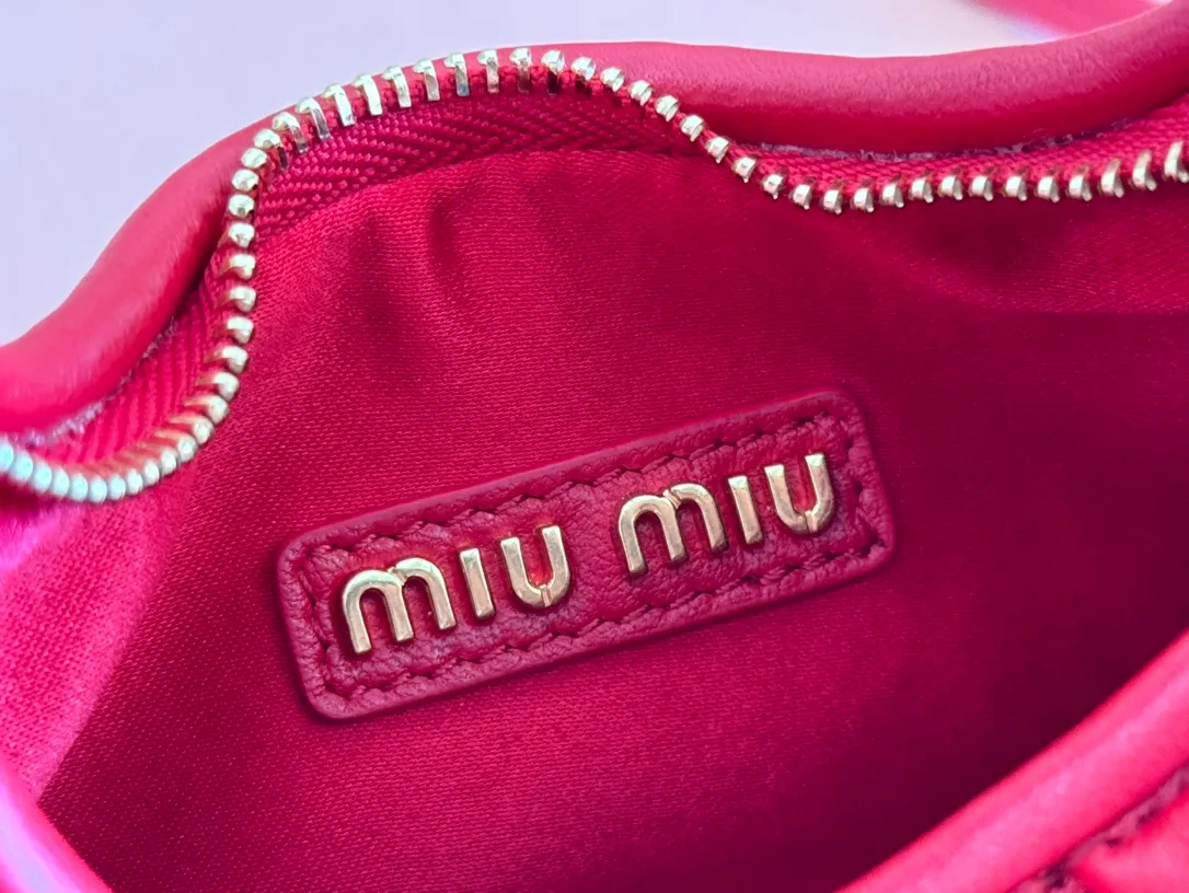 p1460💋💋💋 Equipped with a full set of packaging at the counter [Special grade hardware original leather] Wander Matelasse sheepskin Hobo mini handbag/crossbody bag ~ The red sheepskin Wander handbag has become one of the classic accessories. This mini handbag is made of Matalasse sheep leather, using exquisite craftsmanship to create a three-dimensional effect, showing exquisite elegance. Presenting the Hobo bag style, blending retro style and modern elegance, it has become a new synonym for modern femininity. ～Golden hardware ～Zipper closure ～Metal lettering logo on the front ～Cotton satin lining Size: W17.5×H14×D5.5cm Number: 5BP156