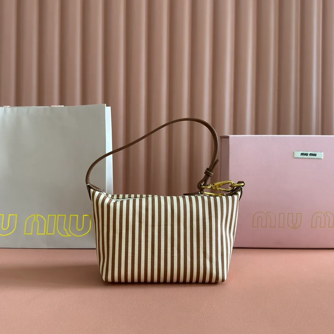 p960💋💋💋 [Configured with full counter package] 5NE841, new denim lunch box bag, unique stripes, iconic Miu logo on the front, cotton lining, super light, large capacity, looks good no matter how you wear it, suitable for all seasons, size: bottom length 19cm, opening width 25.5cm, height 14cm, bottom width 10cm