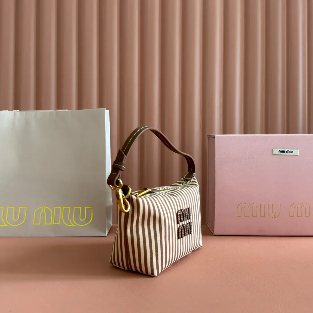 p960💋💋💋 [Configured with full counter package] 5NE841, new denim lunch box bag, unique stripes, iconic Miu logo on the front, cotton lining, super light, large capacity, looks good no matter how you wear it, suitable for all seasons, size: bottom length 19cm, opening width 25.5cm, height 14cm, bottom width 10cm