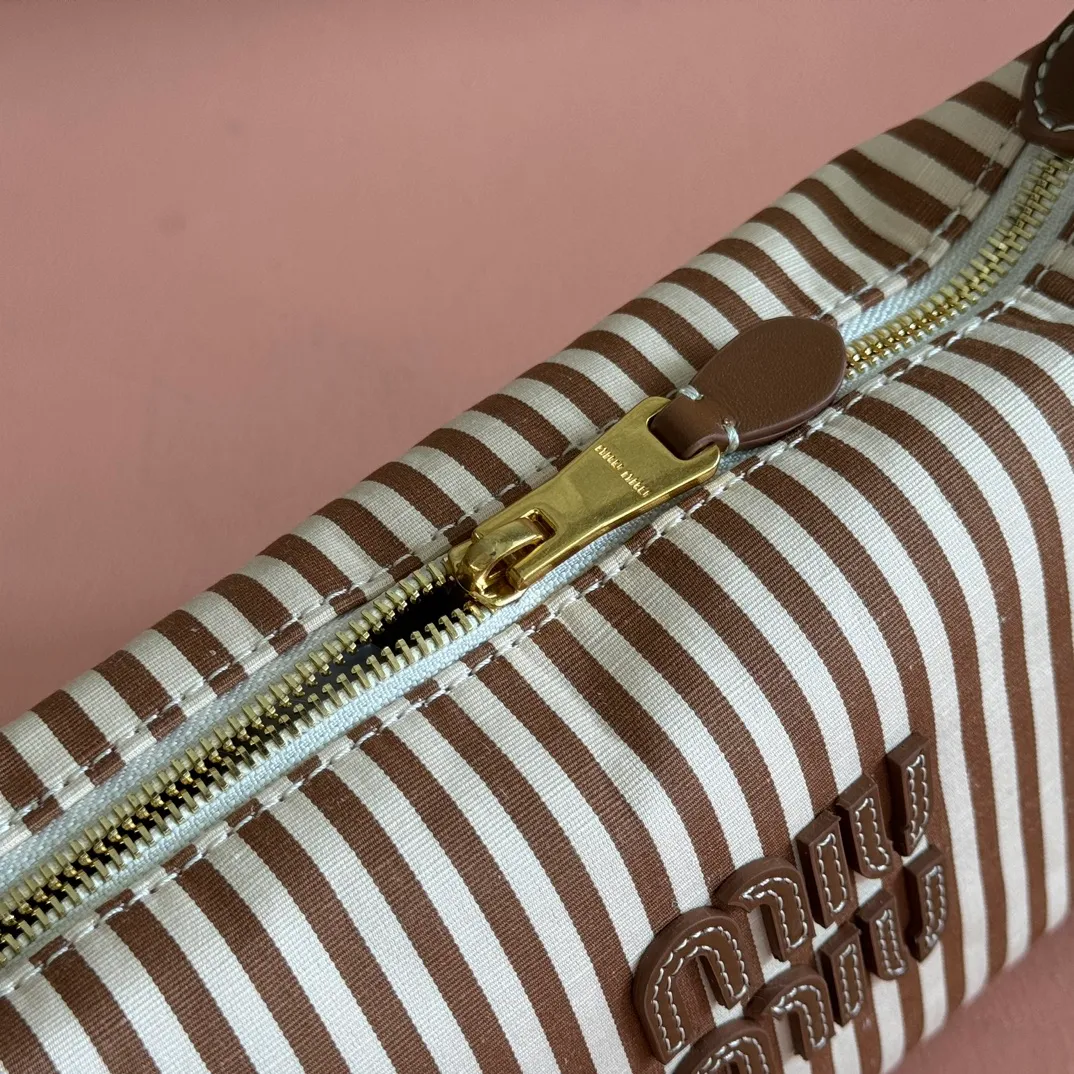 p960💋💋💋 [Configured with full counter package] 5NE841, new denim lunch box bag, unique stripes, iconic Miu logo on the front, cotton lining, super light, large capacity, looks good no matter how you wear it, suitable for all seasons, size: bottom length 19cm, opening width 25.5cm, height 14cm, bottom width 10cm