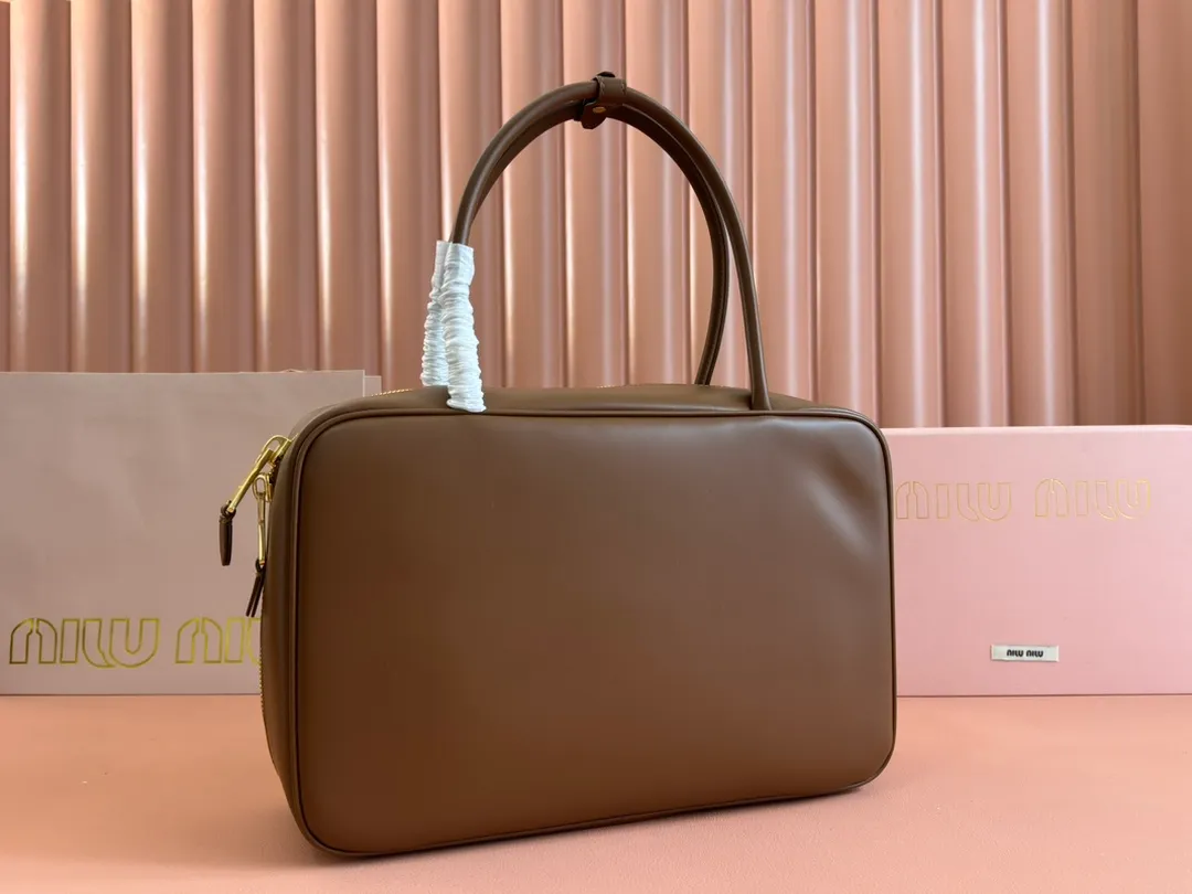 p1900. MIU's new product [original leather with counter packaging] Beau cow leather handbag/shoulder bag ~ brown [new version briefcase] 5bb117 This Beau handbag is made of soft and smooth cow leather, with exquisite details such as gold-plated hardware and accessories, and the embossed letter logo highlights the classic style. Size:W34×H23×D10cm