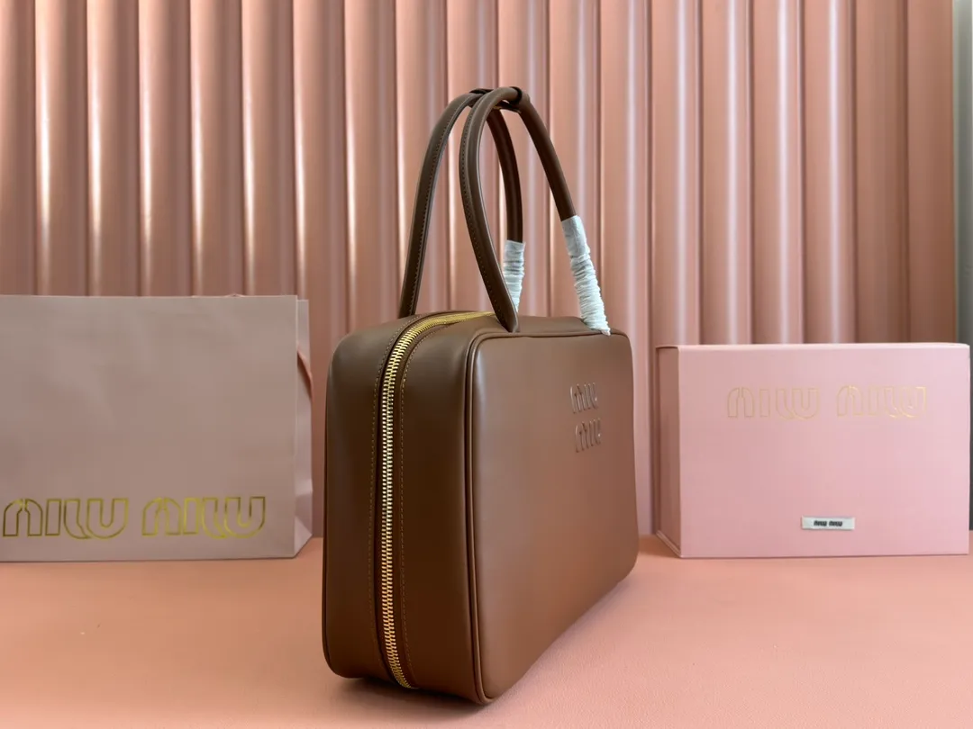 p1900. MIU's new product [original leather with counter packaging] Beau cow leather handbag/shoulder bag ~ brown [new version briefcase] 5bb117 This Beau handbag is made of soft and smooth cow leather, with exquisite details such as gold-plated hardware and accessories, and the embossed letter logo highlights the classic style. Size:W34×H23×D10cm