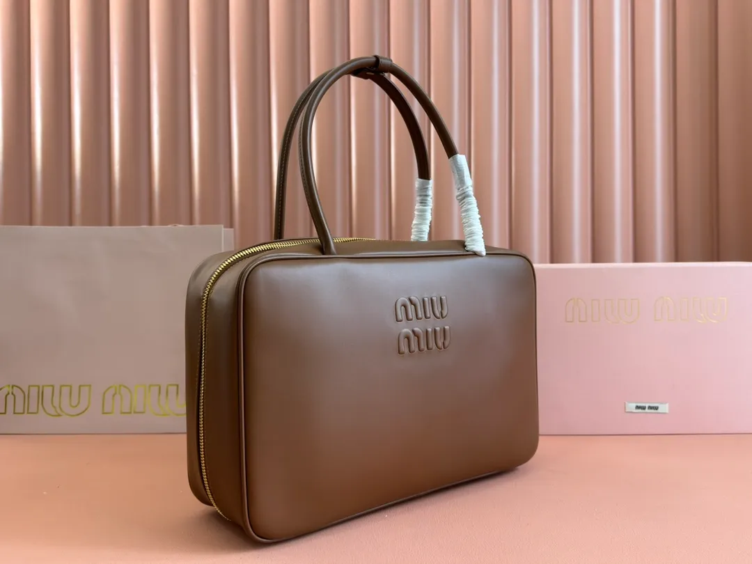 p1900. MIU's new product [original leather with counter packaging] Beau cow leather handbag/shoulder bag ~ brown [new version briefcase] 5bb117 This Beau handbag is made of soft and smooth cow leather, with exquisite details such as gold-plated hardware and accessories, and the embossed letter logo highlights the classic style. Size:W34×H23×D10cm