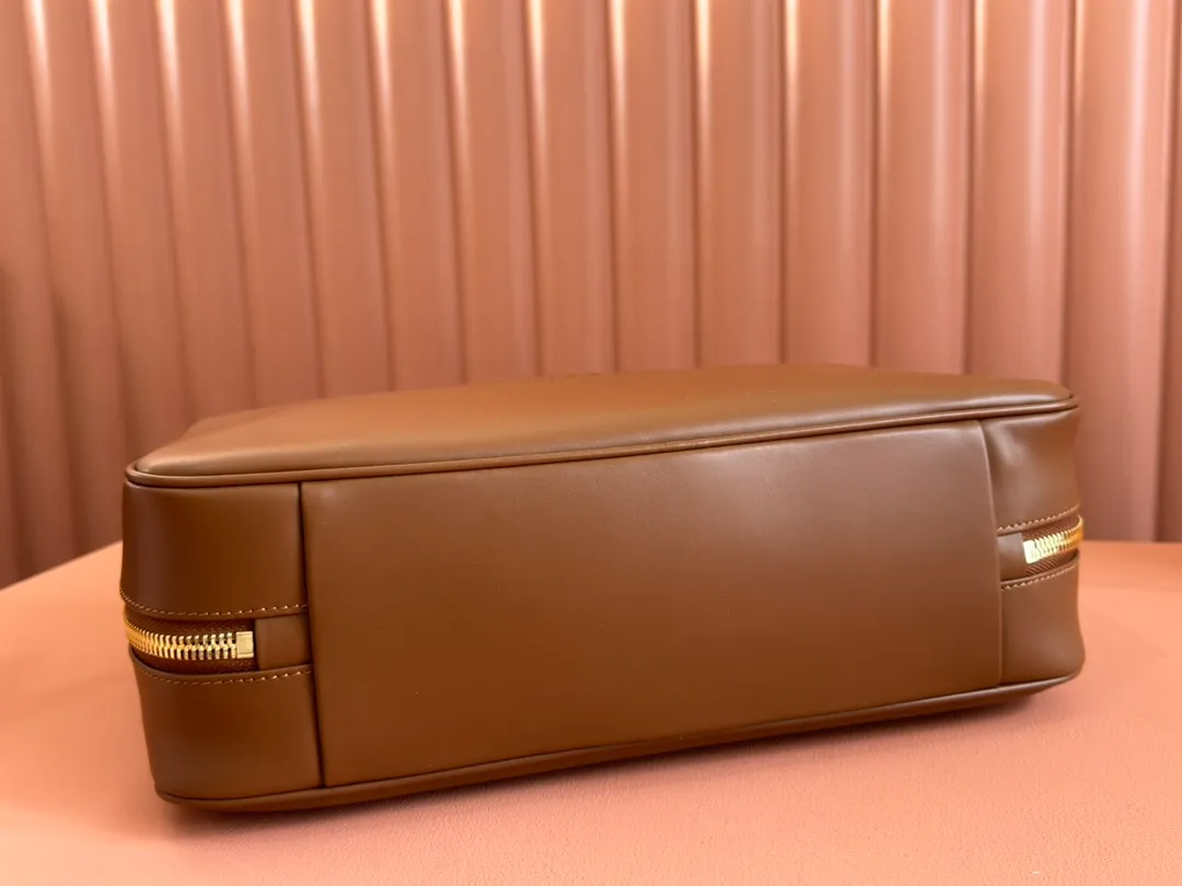 p1900. MIU's new product [original leather with counter packaging] Beau cow leather handbag/shoulder bag ~ brown [new version briefcase] 5bb117 This Beau handbag is made of soft and smooth cow leather, with exquisite details such as gold-plated hardware and accessories, and the embossed letter logo highlights the classic style. Size:W34×H23×D10cm