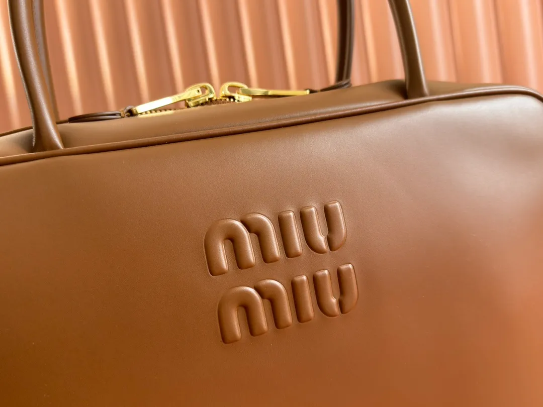 p1900. MIU's new product [original leather with counter packaging] Beau cow leather handbag/shoulder bag ~ brown [new version briefcase] 5bb117 This Beau handbag is made of soft and smooth cow leather, with exquisite details such as gold-plated hardware and accessories, and the embossed letter logo highlights the classic style. Size:W34×H23×D10cm