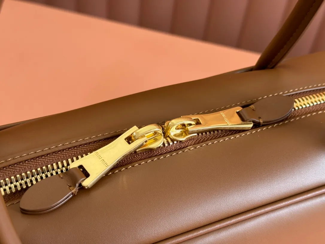 p1900. MIU's new product [original leather with counter packaging] Beau cow leather handbag/shoulder bag ~ brown [new version briefcase] 5bb117 This Beau handbag is made of soft and smooth cow leather, with exquisite details such as gold-plated hardware and accessories, and the embossed letter logo highlights the classic style. Size:W34×H23×D10cm