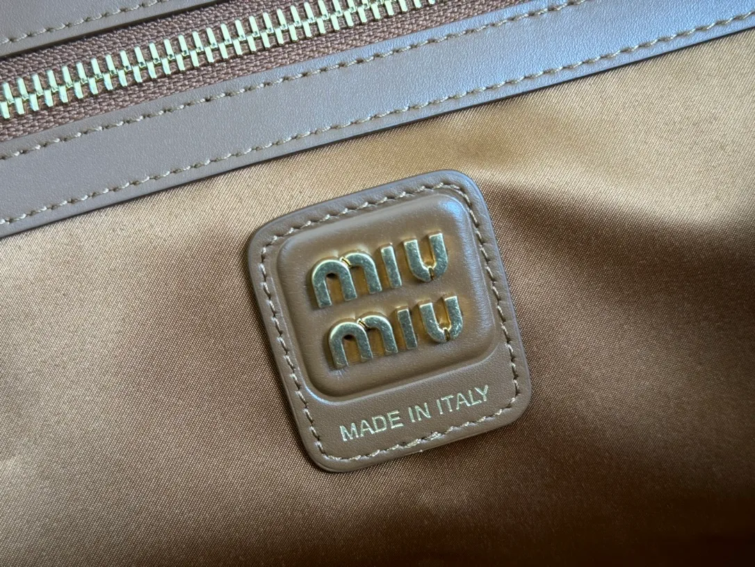 p1900. MIU's new product [original leather with counter packaging] Beau cow leather handbag/shoulder bag ~ brown [new version briefcase] 5bb117 This Beau handbag is made of soft and smooth cow leather, with exquisite details such as gold-plated hardware and accessories, and the embossed letter logo highlights the classic style. Size:W34×H23×D10cm
